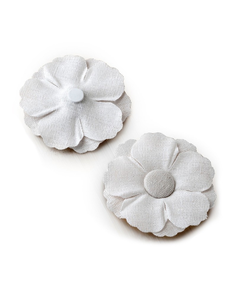 Flor blanca de lino Ø7cm. con adhesivo